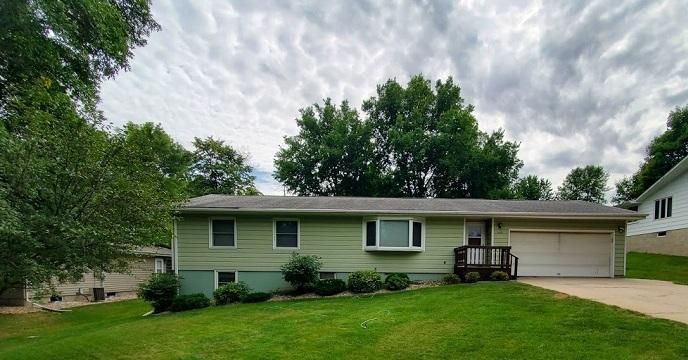 435 1st St, Windom, MN 56101