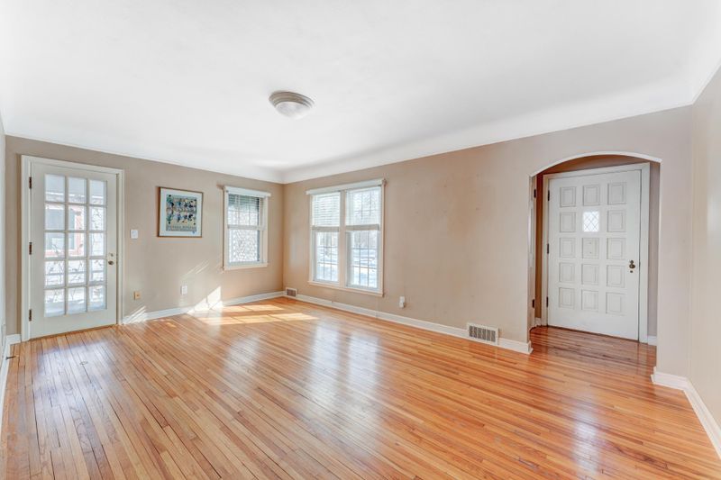 602 W 1st St, Chaska, MN 55318