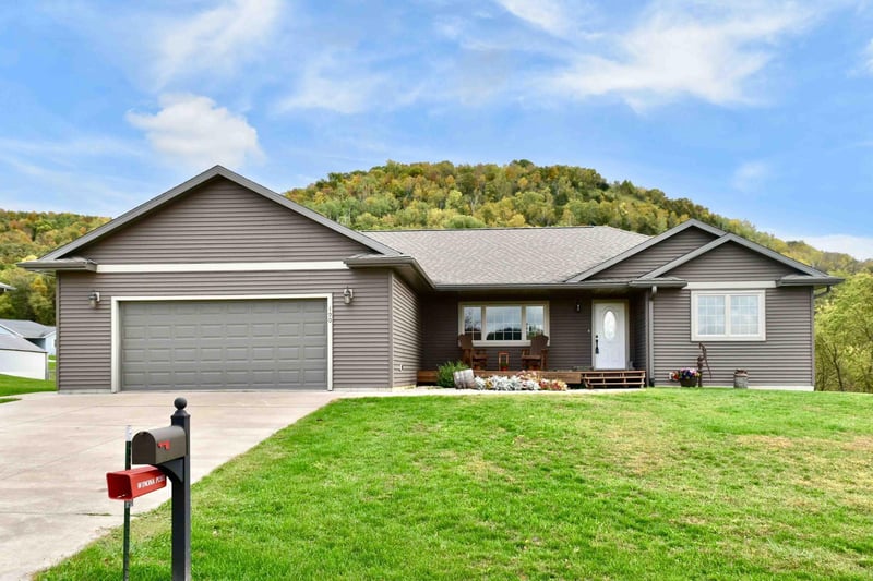190 Sweetwater Dr, Rollingstone, MN 55969