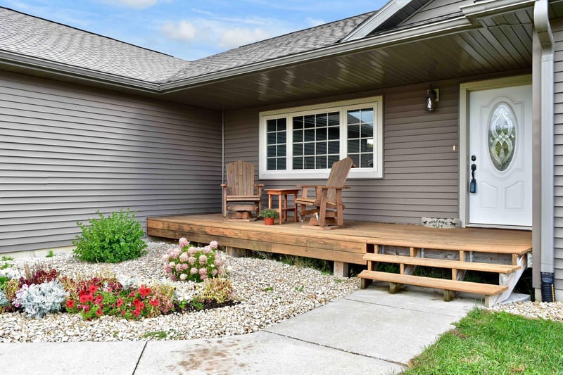 190 Sweetwater Dr, Rollingstone, MN 55969