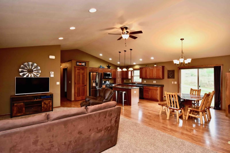 190 Sweetwater Dr, Rollingstone, MN 55969