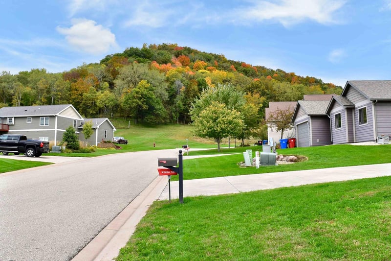 190 Sweetwater Dr, Rollingstone, MN 55969