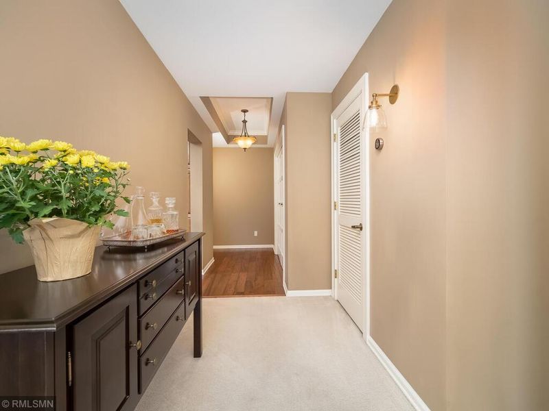 1201 Yale Pl #710, Minneapolis, MN 55403