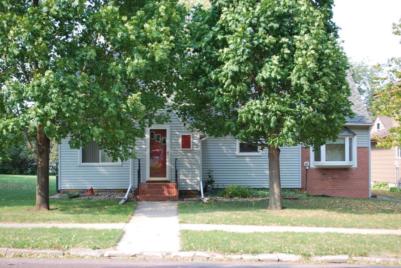 105 E 2nd St, Sherburn, MN 56171