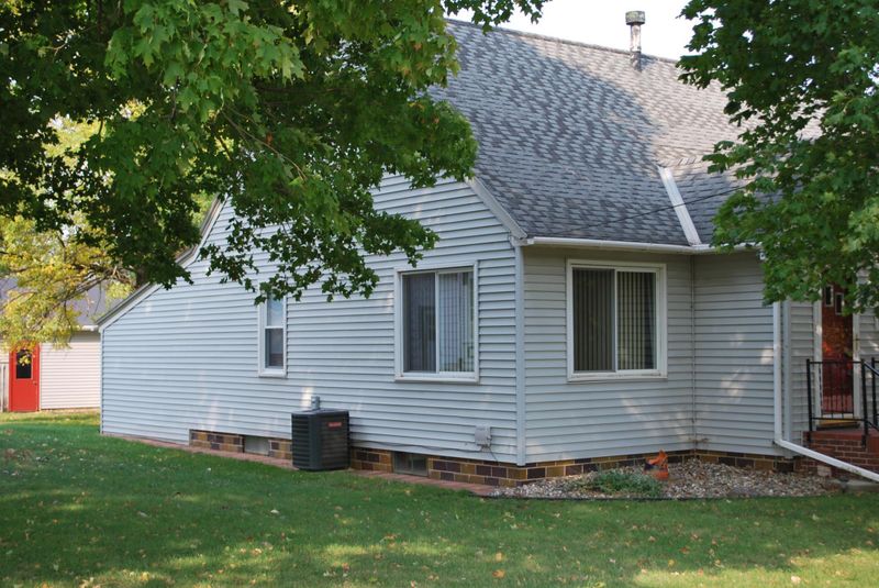 105 E 2nd St, Sherburn, MN 56171