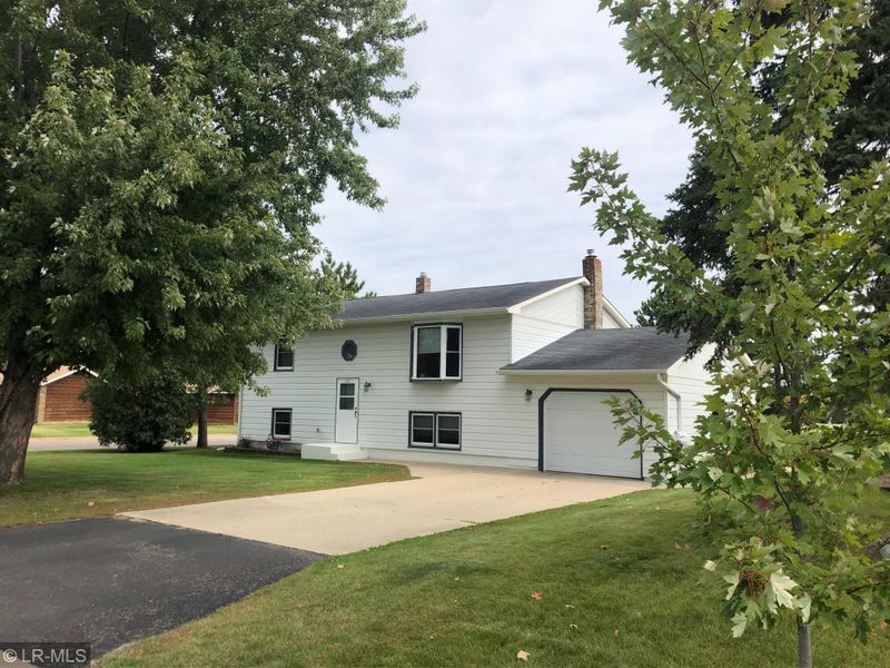 320 9th St NE, Staples, MN 56479