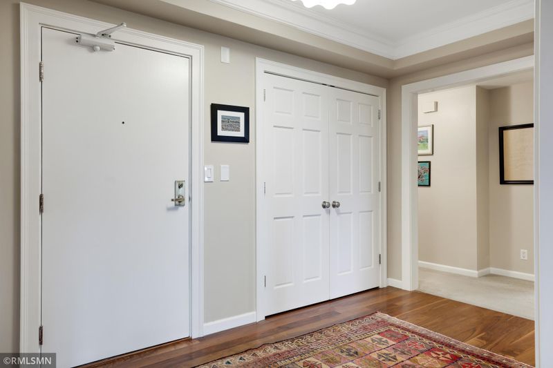 1235 Yale Pl #802, Minneapolis, MN 55403
