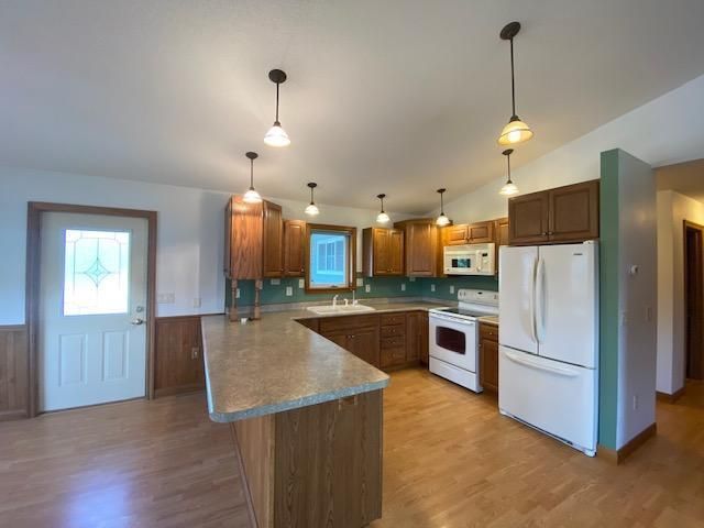 305 2nd Ave SE, Spring Grove, MN 55974