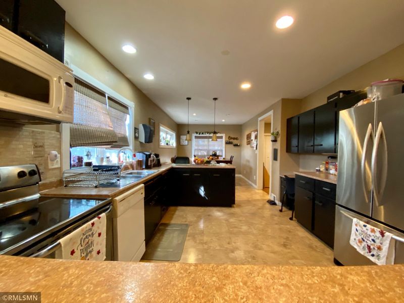 916 E 4th St, Blue Earth, MN 56013