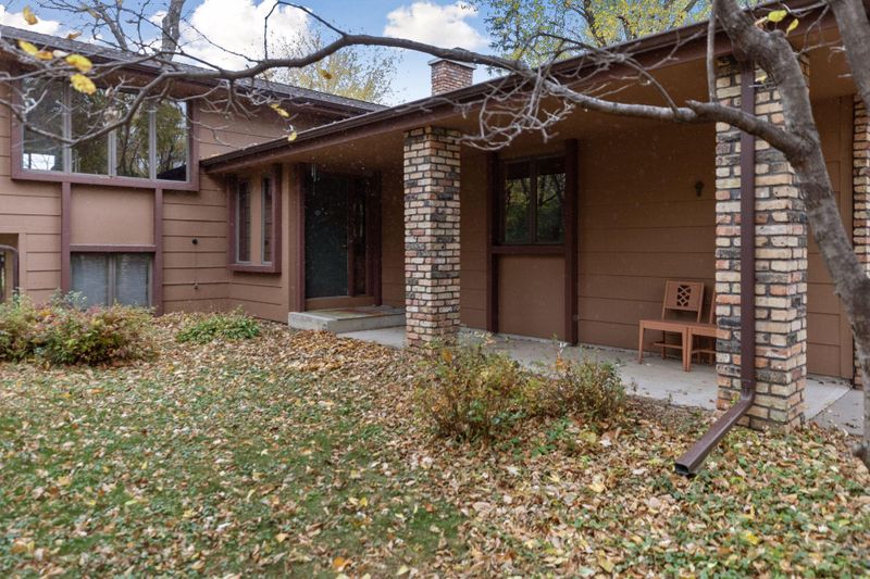 9425 Riverview Cir S, Bloomington, MN 55425