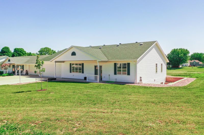 211 7th St SW, Pine Island, MN 55963