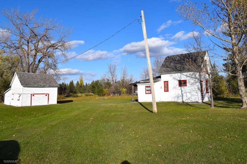 201 Manitoba St, Lancaster, MN 56735