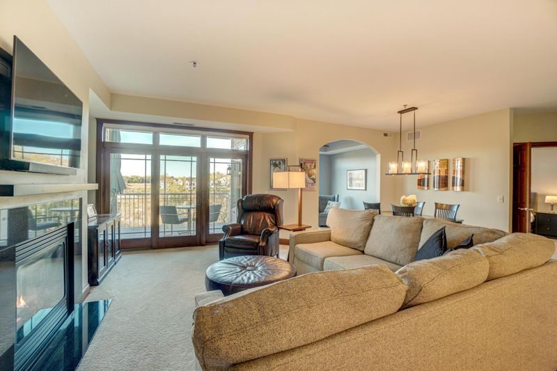 408 Parkers Lake Rd #111, Wayzata, MN 55391