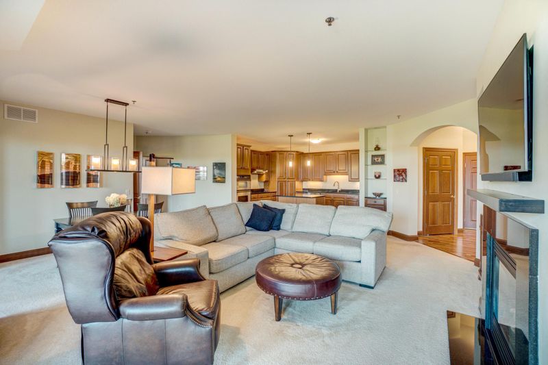 408 Parkers Lake Rd #111, Wayzata, MN 55391