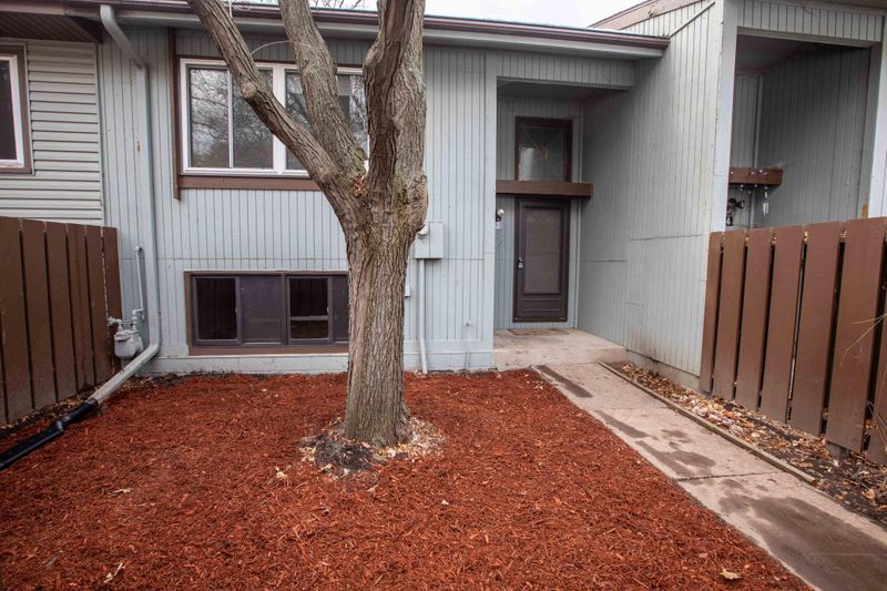 93 River Woods Ln, Burnsville, MN 55337