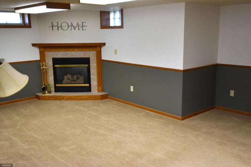 310 3rd St SE, Hallock, MN 56728