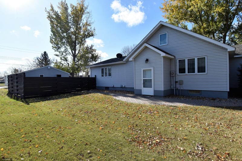 310 3rd St SE, Hallock, MN 56728
