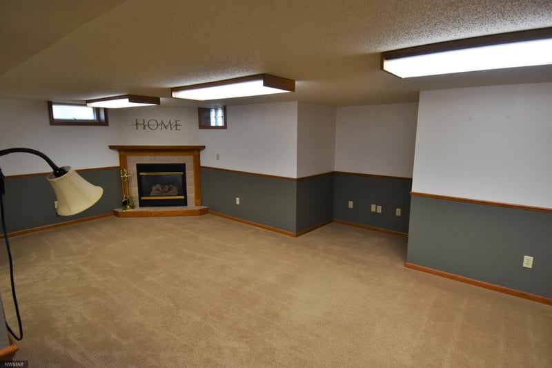 310 3rd St SE, Hallock, MN 56728