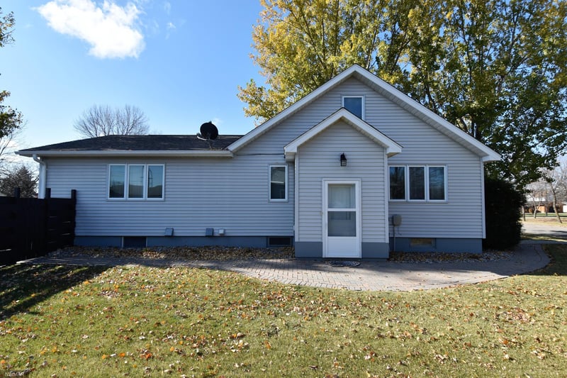 310 3rd St SE, Hallock, MN 56728