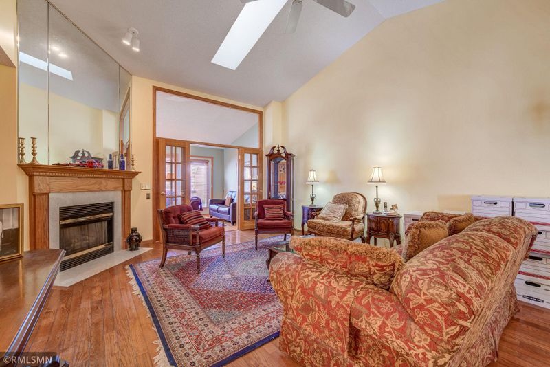 8981 Thomas Dr, Woodbury, MN 55125