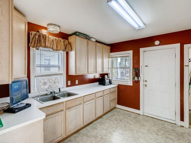 653 Magnolia Ave E, Saint Paul, MN 55106