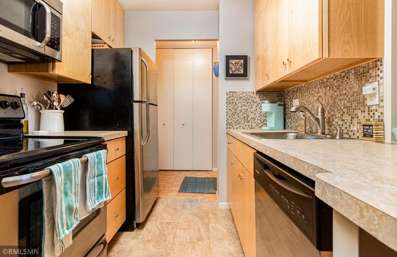 400 Groveland Ave #910, Minneapolis, MN 55403
