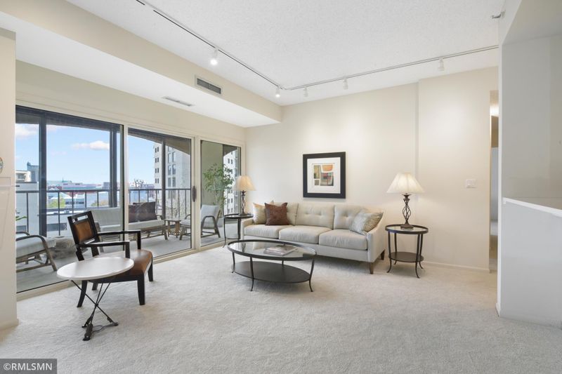 1201 Yale Pl #607, Minneapolis, MN 55403