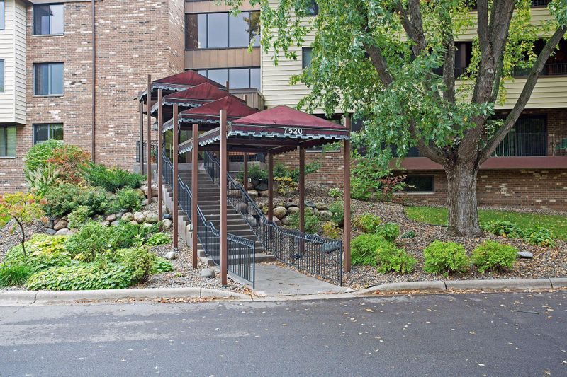 7520 Cahill Rd #122A, Edina, MN 55439