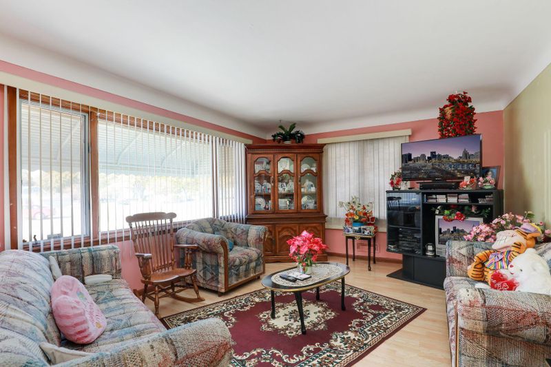 2319 University Ave NE, Minneapolis, MN 55418