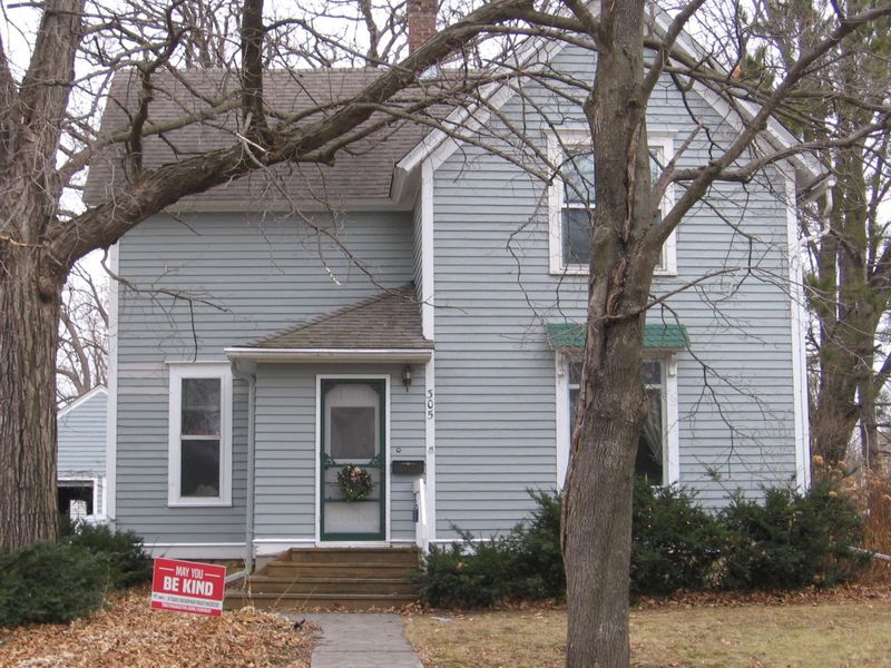 305 6th St NW, Austin, MN 55912