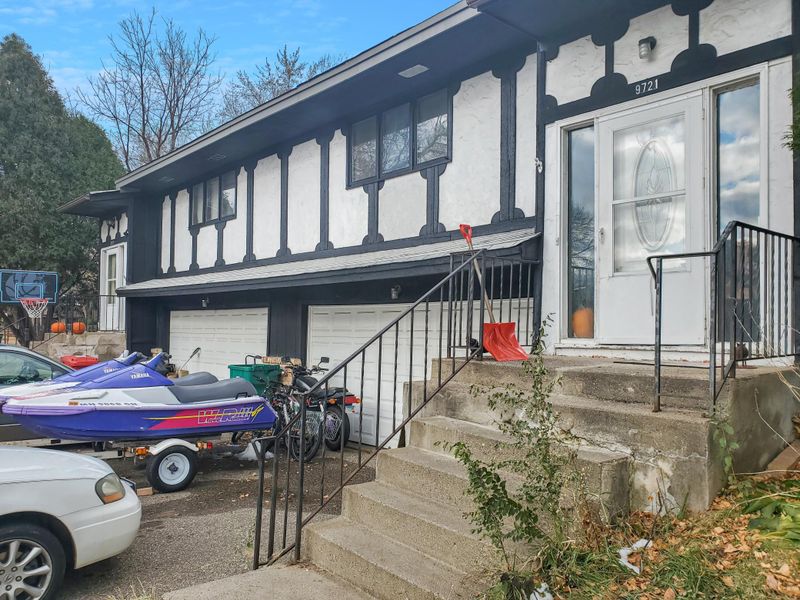 9721 9719 Utica Rd, Bloomington, MN 55437