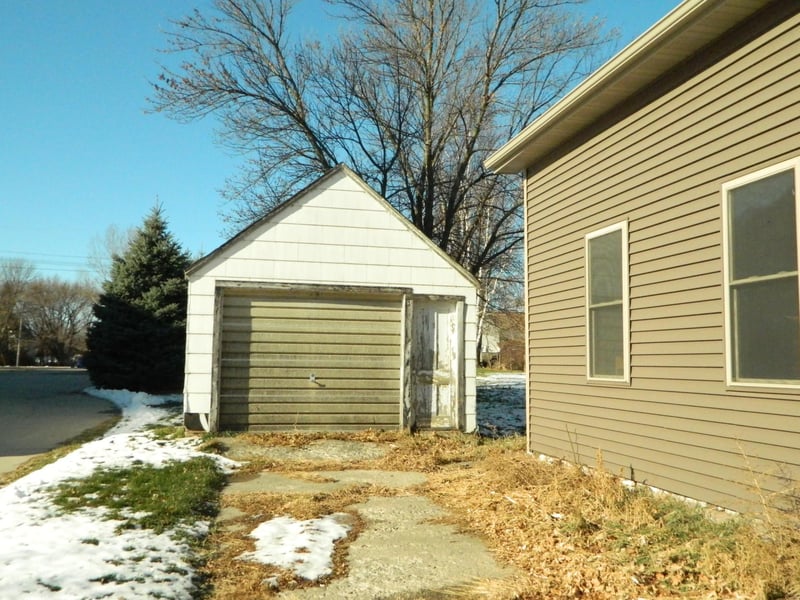 98 3rd St S, Wood Lake, MN 56297