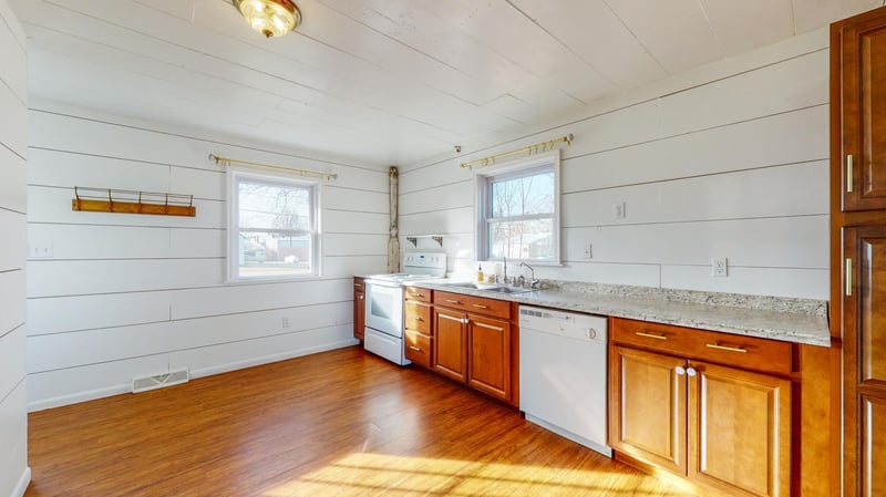 108 E 1st St, Elkton, MN 55933