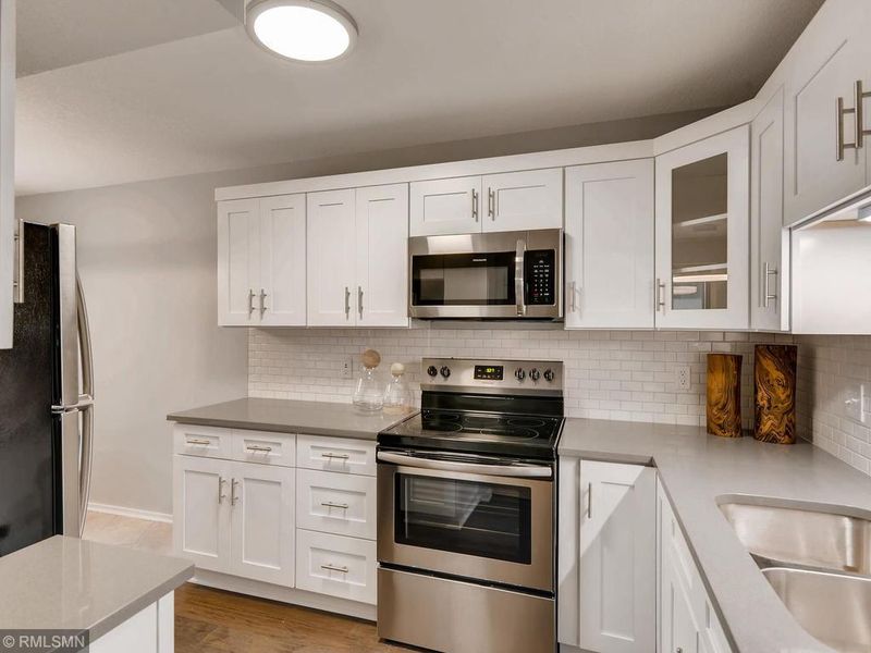 26 10th St W #609, Saint Paul, MN 55102