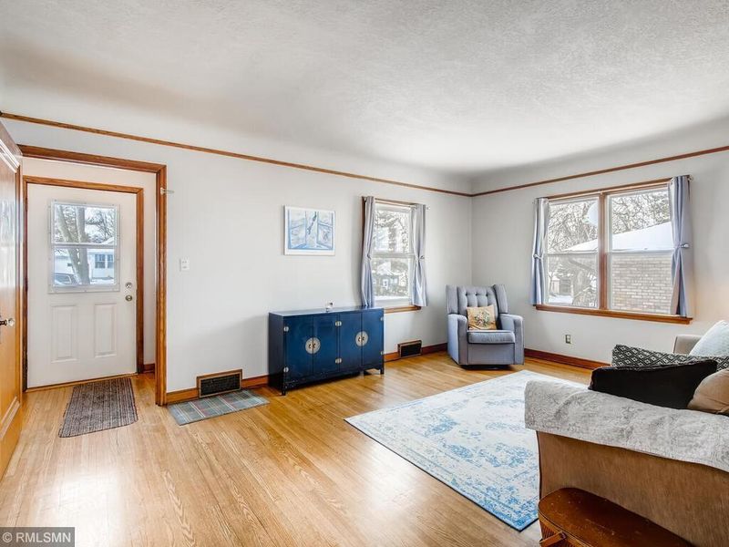 956 Livingston Ave, West Saint Paul, MN 55118
