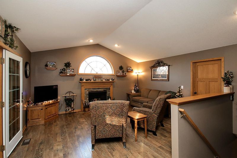 165 Orchard Ave SE, Hutchinson, MN 55350