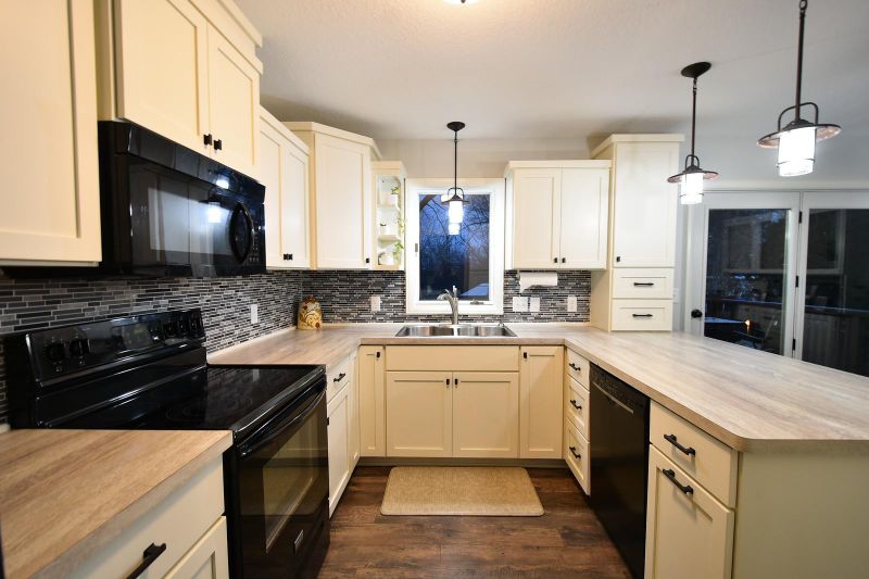 240 6th Ave NE, Plainview, MN 55964