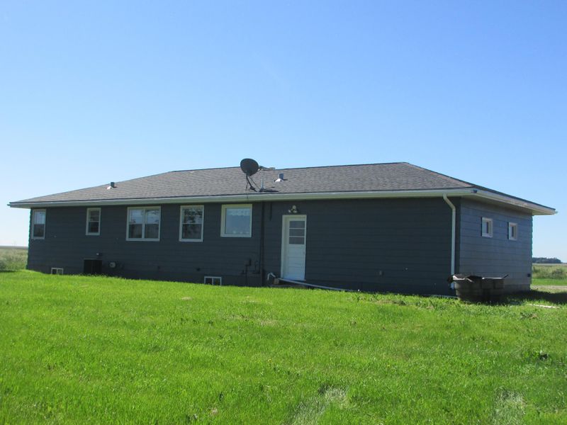 972 90th Ave, Pipestone, MN 56164