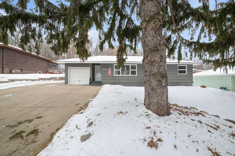 1307 Woodhill Rd, Burnsville, MN 55337