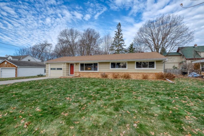 18540 Highland Ave, Wayzata, MN 55391