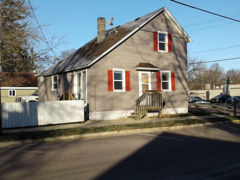 129 1st St N, Waterville, MN 56096