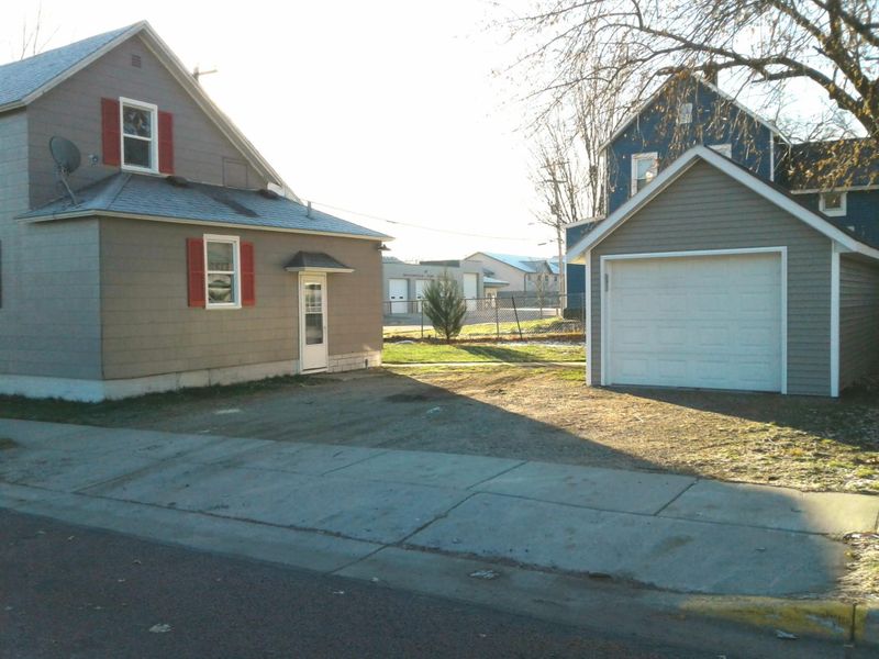 129 1st St N, Waterville, MN 56096