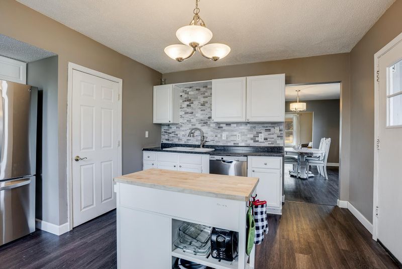 1034 Manvel St, Saint Paul, MN 55114