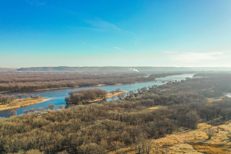 32 Mcintosh Rd E, La Crescent, MN 55947