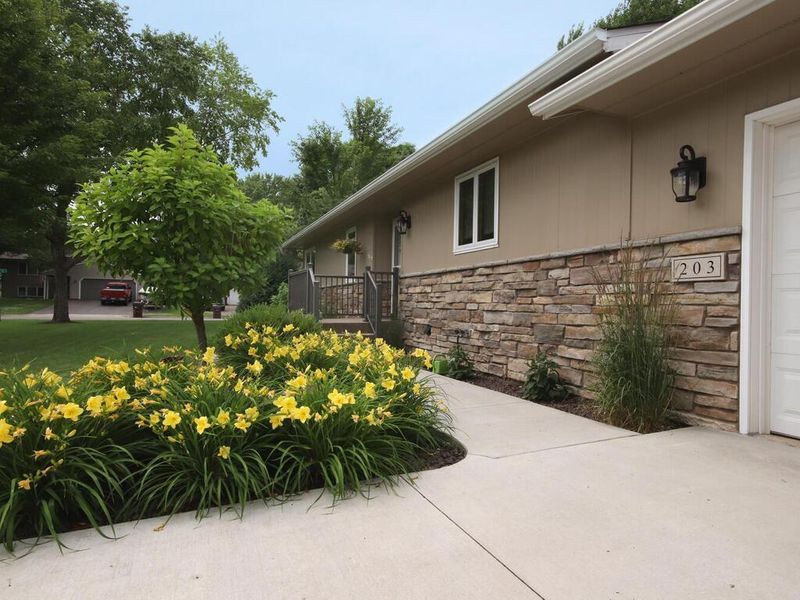 203 Meadow Ln, New Prague, MN 56071