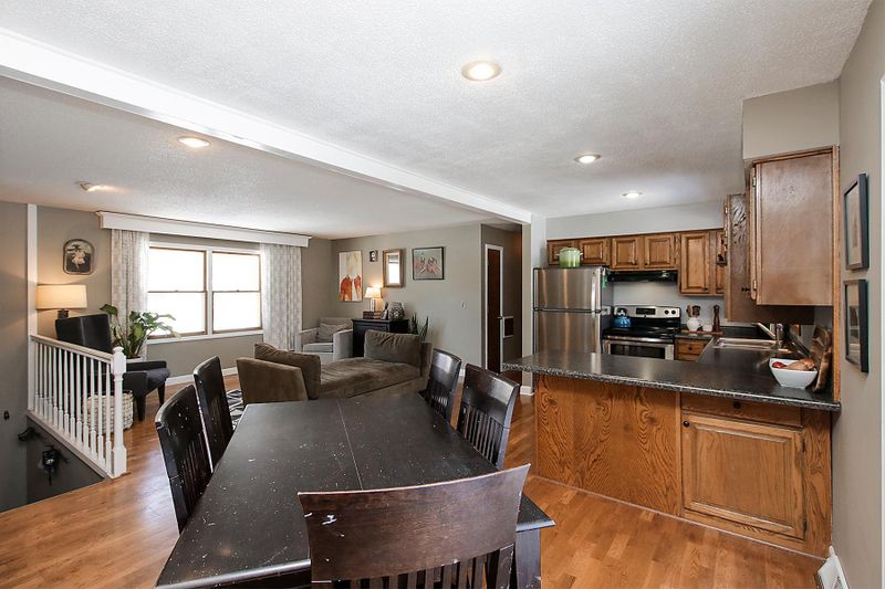 615 Roberts St SW, Hutchinson, MN 55350