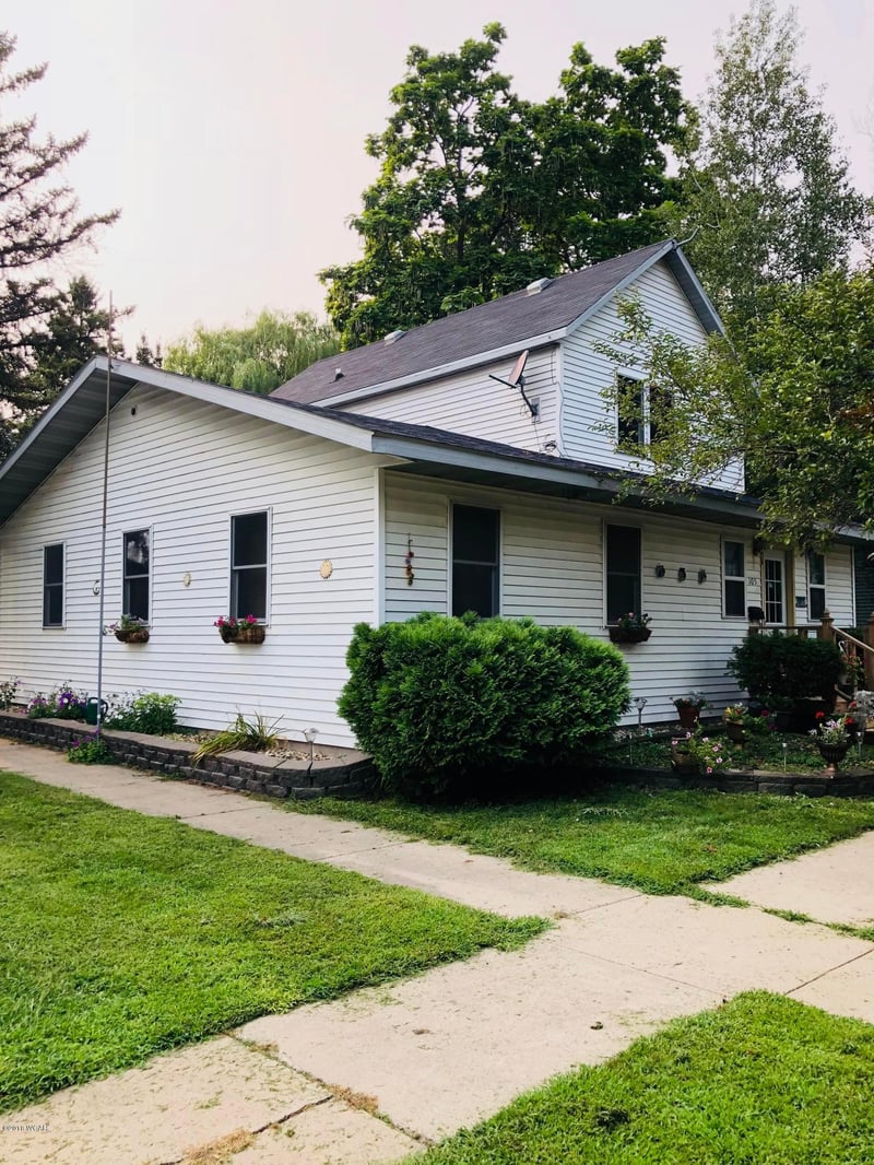 105 N Grove St, Okabena, MN 56161