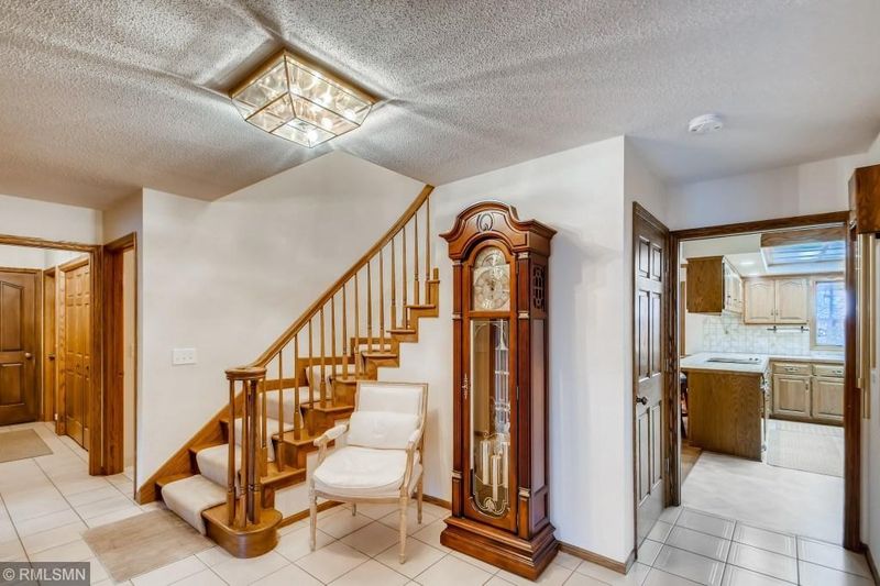 2965 Autumn Woods Dr, Chaska, MN 55318