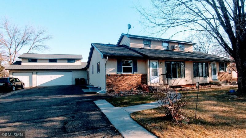321 Queenan Ave S, Lakeland, MN 55043