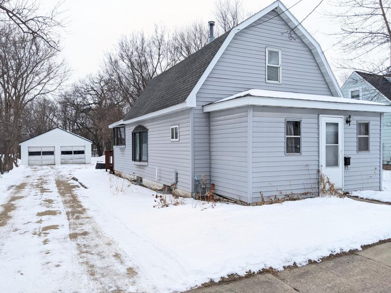 1202 4th St SE, Austin, MN 55912